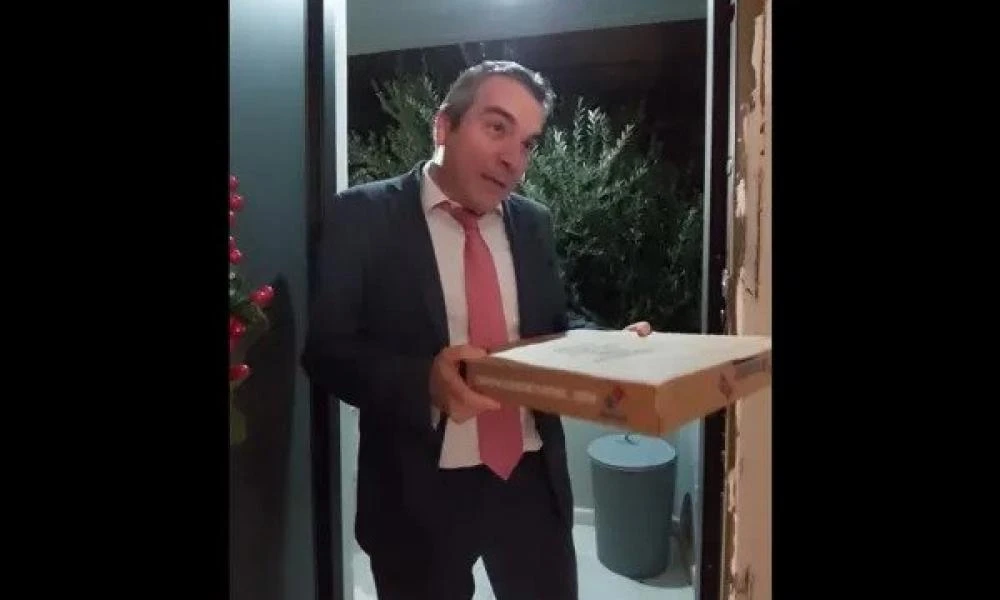 Δικηγόρος έγινε «ντελιβεράς» μετά τις δηλώσεις του υφ. Εργασίας παραδίδοντας πίτσα